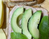 صورة لخطوة 5 من وصفة ساندويتش التيركي والقشقوان مع الافوكادو 🥑🥪🧀