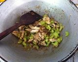 รูปขั้นตอนการทำที่ 4 ของ ไก่ผัดเซเลอรี่และพริกเสฉวนมิโสะ
