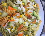Foto del paso 3 de la receta: Ensalada de pasta con salmón
