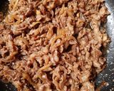 Foto langkah ke 2 dari resep Tumis Daging ala Beef Bowl Yoshinoya dan acar ala Hokben.
