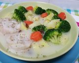 Foto del paso 3 de la receta: Medallones de merluza con brócoli, patata, zanahoria y caldo de pollo