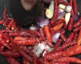 Foto langkah ke 2 dari resep Cumi asin balado.