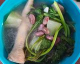 Foto langkah ke 4 dari resep Sop bayam ceker, kacang merah dan labu siam.