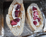 Foto del paso 1 de la receta: Molletes de crema de cacahuate 🥖🥜🍓