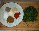 Une image de l'étape 1 de Tajine kefta aux œufs et à la tomate.