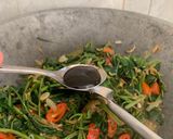 Foto langkah ke 7 dari resep Tumis Kangkung Saos Tiram dengan Teri Udang.