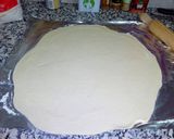 Foto del paso 14 de la receta: Pizza casera con borde de queso (de jamón) - no más masa pegada✋