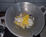 Foto langkah ke 4 dari resep Omurice white with japanese curry sederhana pakai bumbu kari instan (nasi goreng ala Kyoto Jepang).