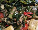 Foto langkah ke 5 dari resep Oseng daun pepaya.