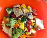 Foto langkah ke 3 dari resep Tumis Jamur kancing.