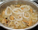 Foto del paso 6 de la receta: Calamares y mejillones con salsa de vino blanco