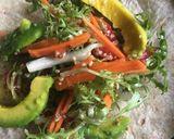 Foto langkah ke 3 dari resep Salad wrap burrito.