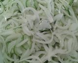 Svéd uborkasaláta (télire) recept fázis 2 fotója