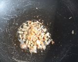 A picture of step 1 of Mushroom corn garlic soup.
