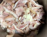 Hình bước làm 2 của món Tai heo bóp húng 🤤