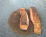 A picture of step 4 of Pan fried salmon with garlic and butter.