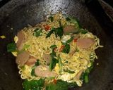 Foto langkah ke 3 dari resep Indomie Goreng Nyemek.
