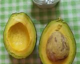 Foto langkah ke 1 dari resep Avocado Ice Cream With Almond And Choco Chip.
