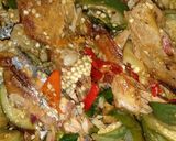 Foto langkah ke 3 dari resep Tumis ikan pindang terung cabe ijo.
