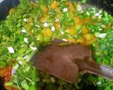 हरी लहसुन और आलू की सब्जी (hari lahsun aur aloo ki sabzi recipe in Hindi) रेसिपी चरण 1 फोटो