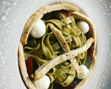 Foto del paso 3 de la receta: Tagliateles al pesto con pechuga de pollo y bolas de mozzarella