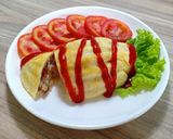Hình bước làm 4 của món Cơm chiên xúc xích bọc trứng (Omurice biến tấu kiểu VN)