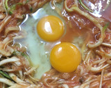 Foto del paso 3 de la receta: Calabacita con huevo en salsa roja