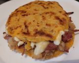 Foto del paso 13 de la receta: Arepa🫓con🧀🍯chori-queso🥯🥓🧅