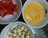 Hình bước làm 2 của món Súp gà hạt sen cho bé