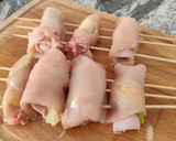 Foto del paso 2 de la receta: Brochetas de pollo y calabacín a la plancha
