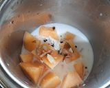 A picture of step 3 of Muskmelon almond milk shake.
