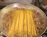 Foto del passaggio 4 della ricetta Spaghetti mantecati con cipolla di Tropea acciughe e prezzemolo