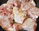 Foto del paso 2 de la receta: Chuletas de cerdo al sartén con guarnición