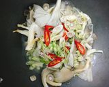 Hình bước làm 3 của món Nấm Bào Ngư Xào Sả Ớt