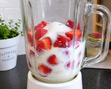 Foto langkah ke 1 dari resep Strawberry Ice Cream Ala Rumahan.