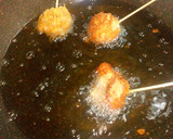 Foto del paso 2 de la receta: Piruletas de pollo corn flakes con reducción de cerveza y miel