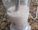 Foto del paso 2 de la receta: 🍓 Licuado de frutilla y pera 🍐