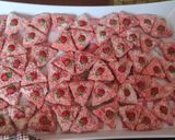 صورة لخطوة 6 من وصفة حلوة جافة بجوز الهند 🥥وفلان ذوق الفراولة🍓