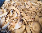Foto del paso 2 de la receta: Arroz con secreto, setas y bacón