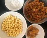A picture of step 1 of Lotus Seed and Dried Longan Sweet Soup.
