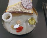 A picture of step 1 of Chatpata Makhana (Spicy Roasted Fox Nuts).