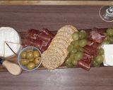 Foto del paso 1 de la receta: Tabla de quesos. 🧀🍷