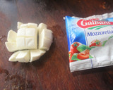 Foto del paso 1 de la receta: Ensalada de queso, uvas y aceitunas