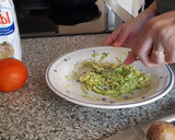 Foto del paso 2 de la receta: Vaso con Espuma de Aguacate, Atún y Tomate (Navidad)