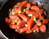 Foto langkah ke 5 dari resep Sosis Saos Tiram Manis.
