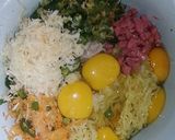 Foto langkah ke 2 dari resep Omelet Mie n Sosis Or Noodle n Sausage Omelette.