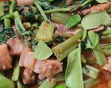 รูปขั้นตอนการทำที่ 3 ของ ผัดเผ็ดผักบุ้งกับหมูสามชั้น