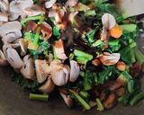 Foto langkah ke 3 dari resep Tumis Jamur Sawi Hijau Mudah, Enak, dan Cepat.
