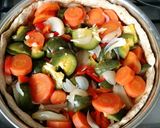 Foto del paso 4 de la receta: Quiché de zapallitos, cebolla, zanahoria y morrón