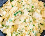 Foto del paso 3 de la receta: Huevos revueltos con puerros